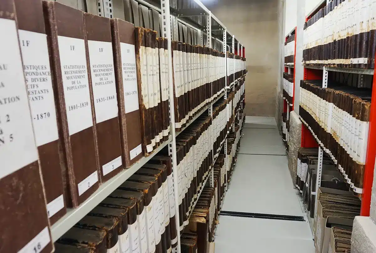 Registres archives sur rayonnage profondeur 300, peinture époxy beige. Installation pour les archives Municipales de Metz, Moselle, Lorraine.
