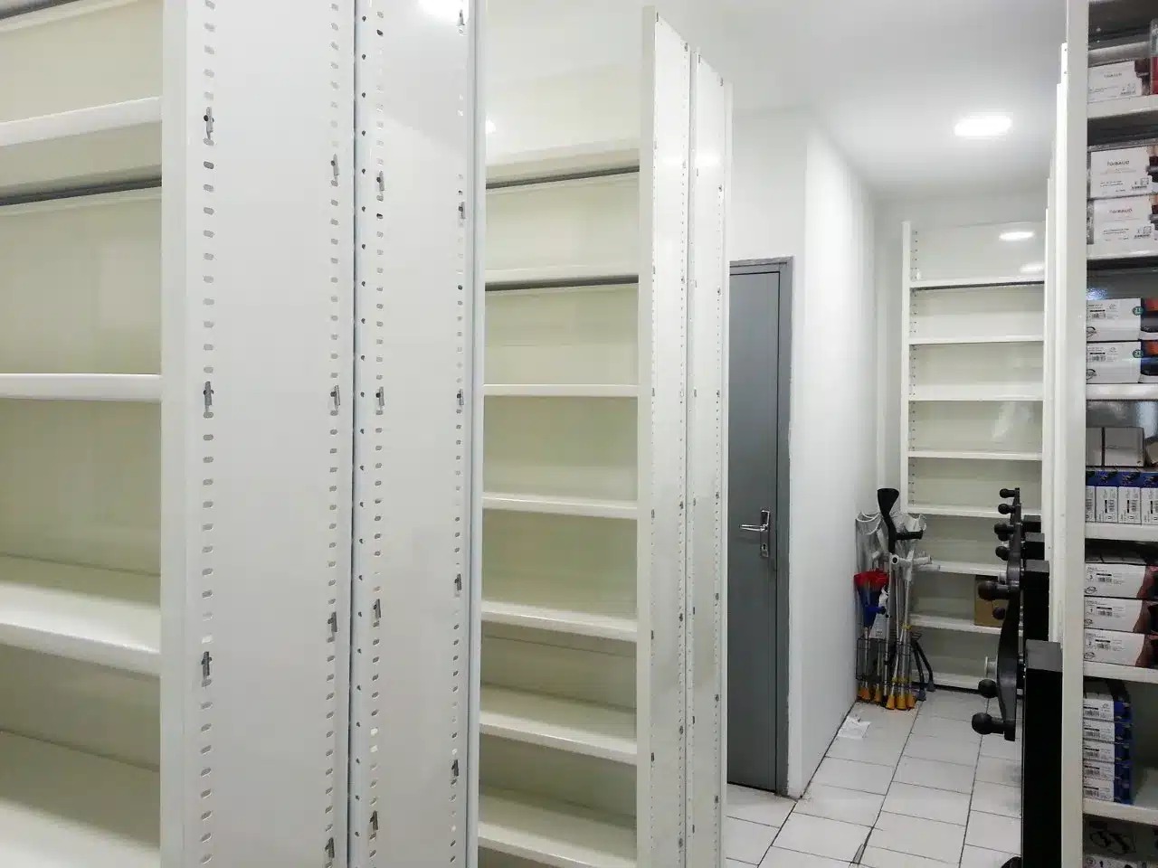 Rayonnages de réserve fixes pour pharmacie