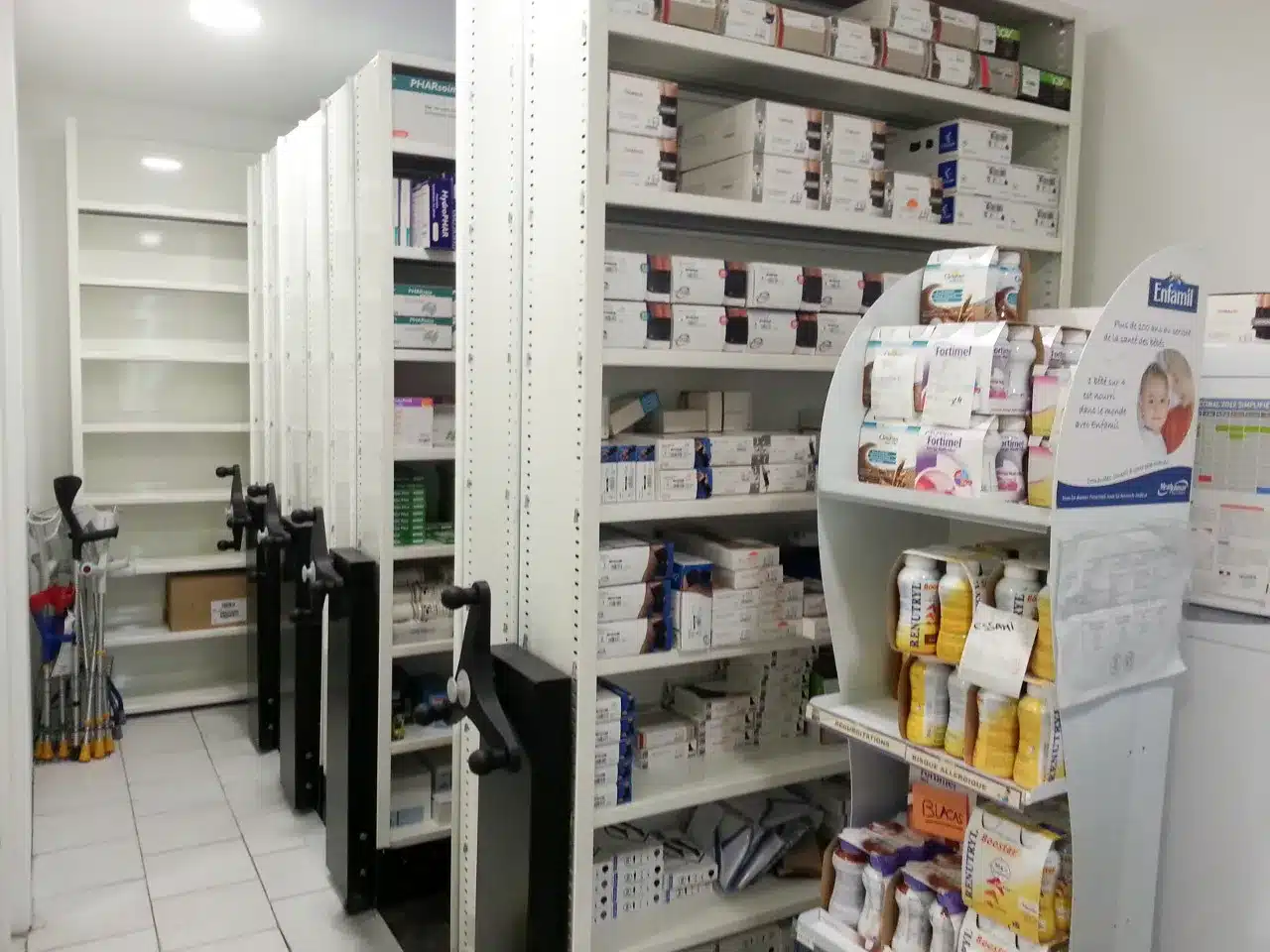 Rayonnages mobiles de réserve d'une pharmacie