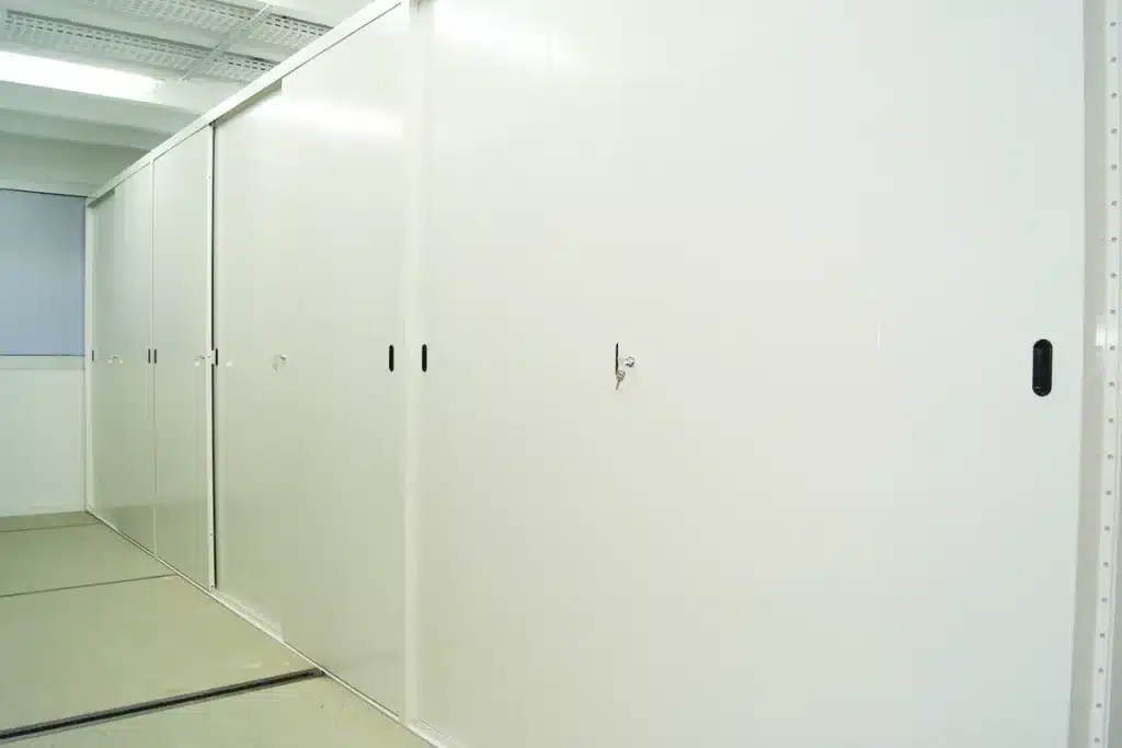 Armoires fixes à portes coulissantes pour archives pour une entreprise de BTP en Rhône-Alpes
