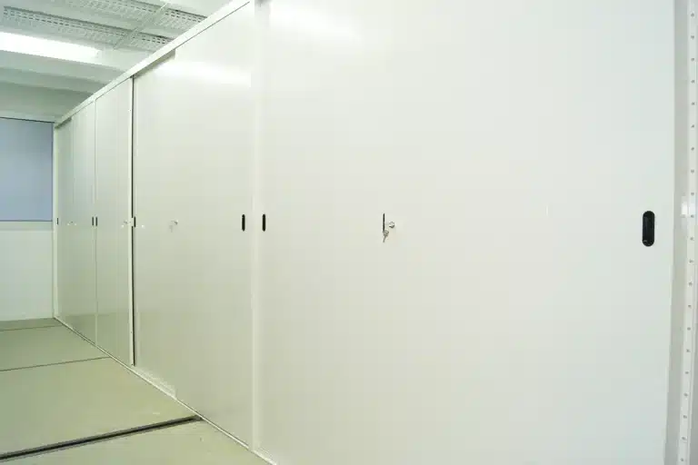 Armoires fixes à portes coulissantes pour archives pour une entreprise de BTP en Rhône-Alpes
