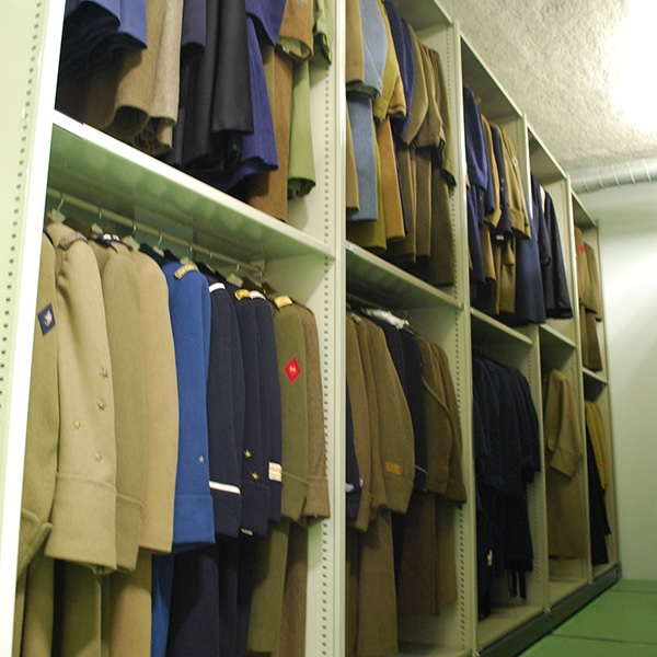 Stockage de costumes dans un rayonnage tôlé