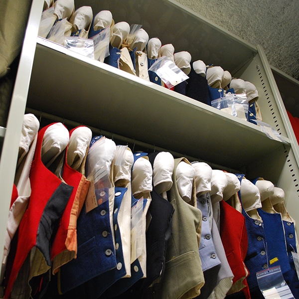 Stockage de costumes dans un rayonnage tôlé