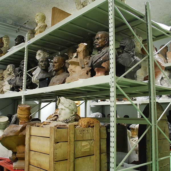 Stockage de sculptures dans un rayonnage mi-lourd