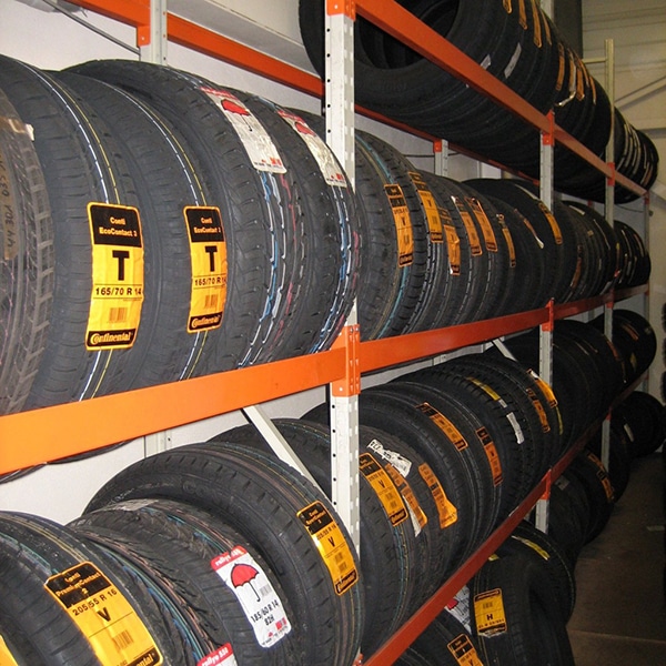 Stockage de pneus sur 4 niveaux, rayonnage mi-lourd PROFILCASE, peinture epoxy beige et orange.